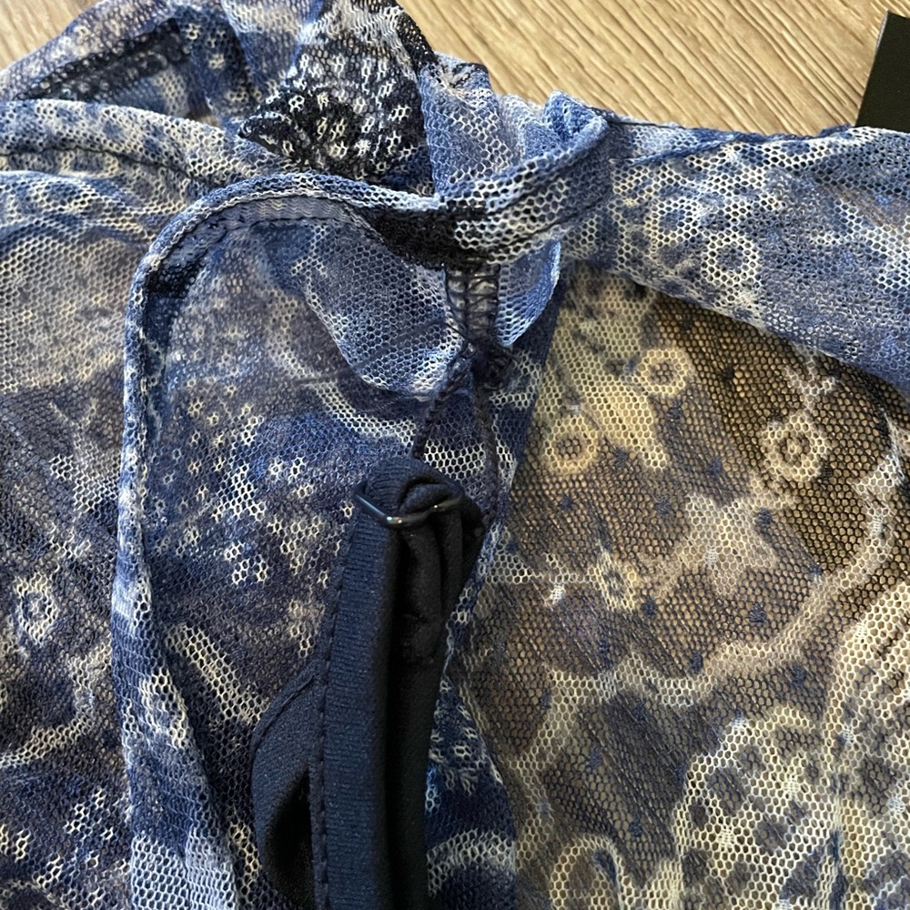 Flowy Blue Pattern Blouse - Picture 5 of 9